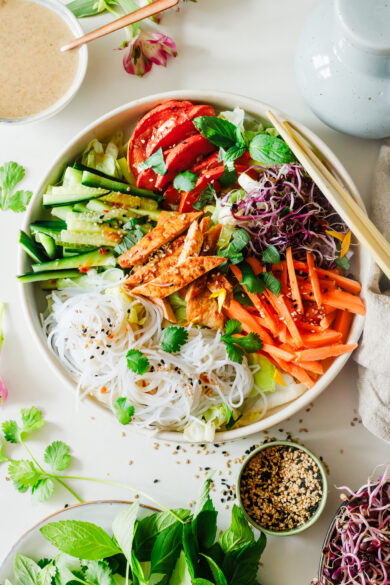 Summerroll-Bowl mit warmem Erdnuss-Dressing