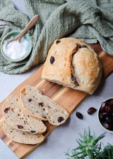 Oliven-Rosmarin-Sauerteigbrot