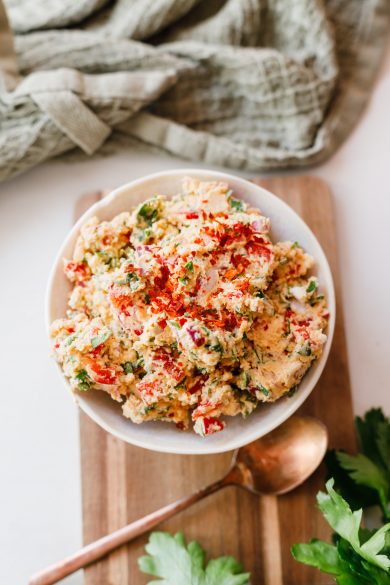 Veganer Paprika-Feta-Dip