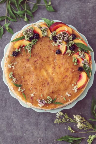 Veganer Cheesecake mit Fruchthaube