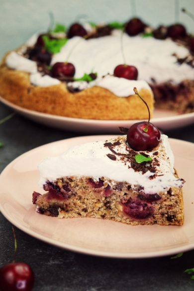 Veganer Kirschkuchen mit Nüssen