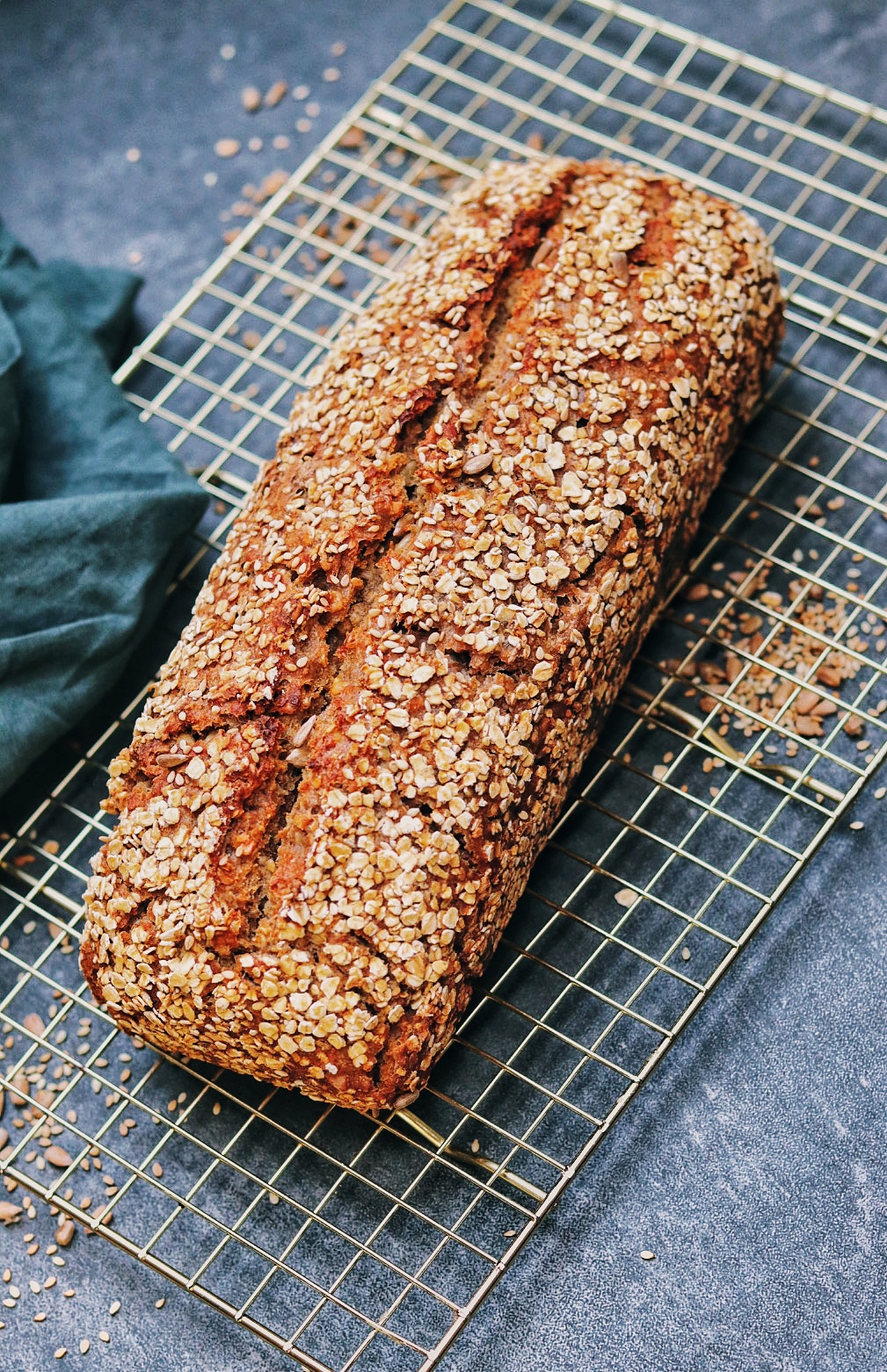 Veganes Sauerteig-Korn-Brot