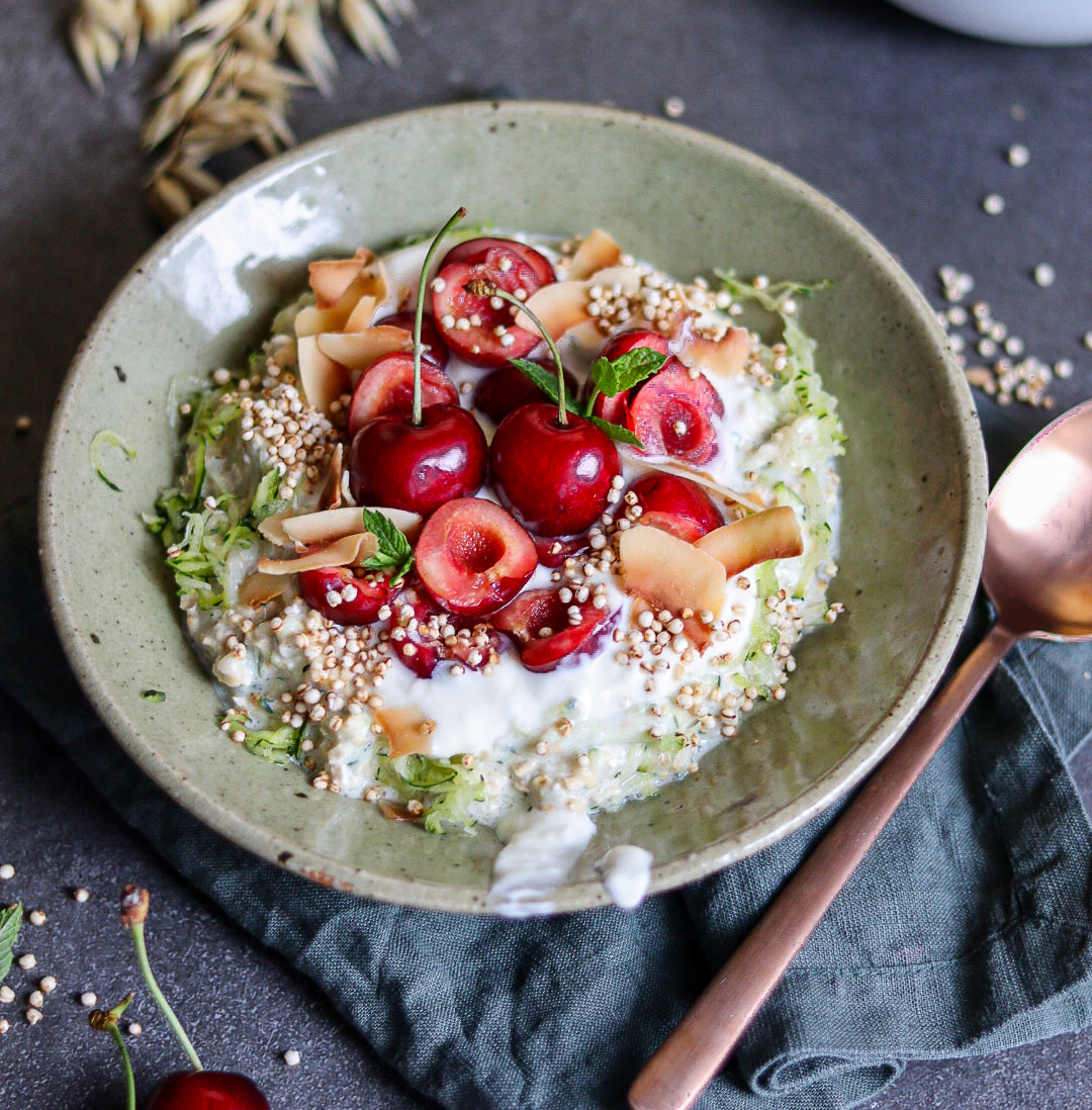 Vegane Zucchini-Kokos-Oats mit Kirschen
