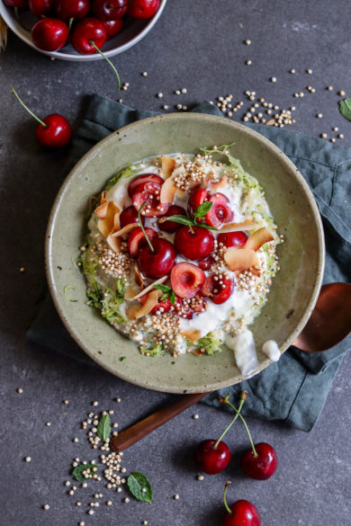 Vegane Zucchini-Kokos-Oats mit Kirschen